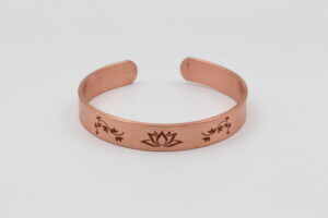 BAKIR LOTUS ÇİÇEĞİ MOTİFLİ BİLEKLİK